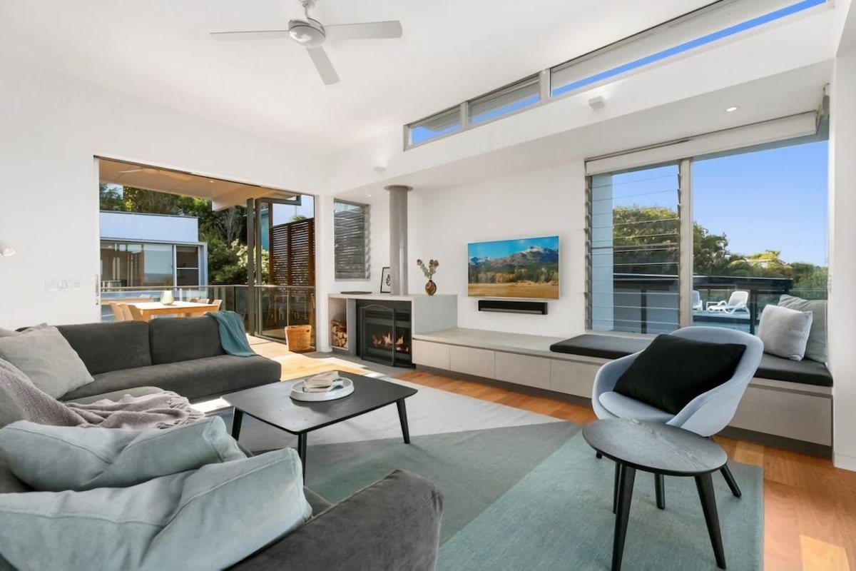 Spectacular Home Stunning Ocean & Headland Views gallery image 5