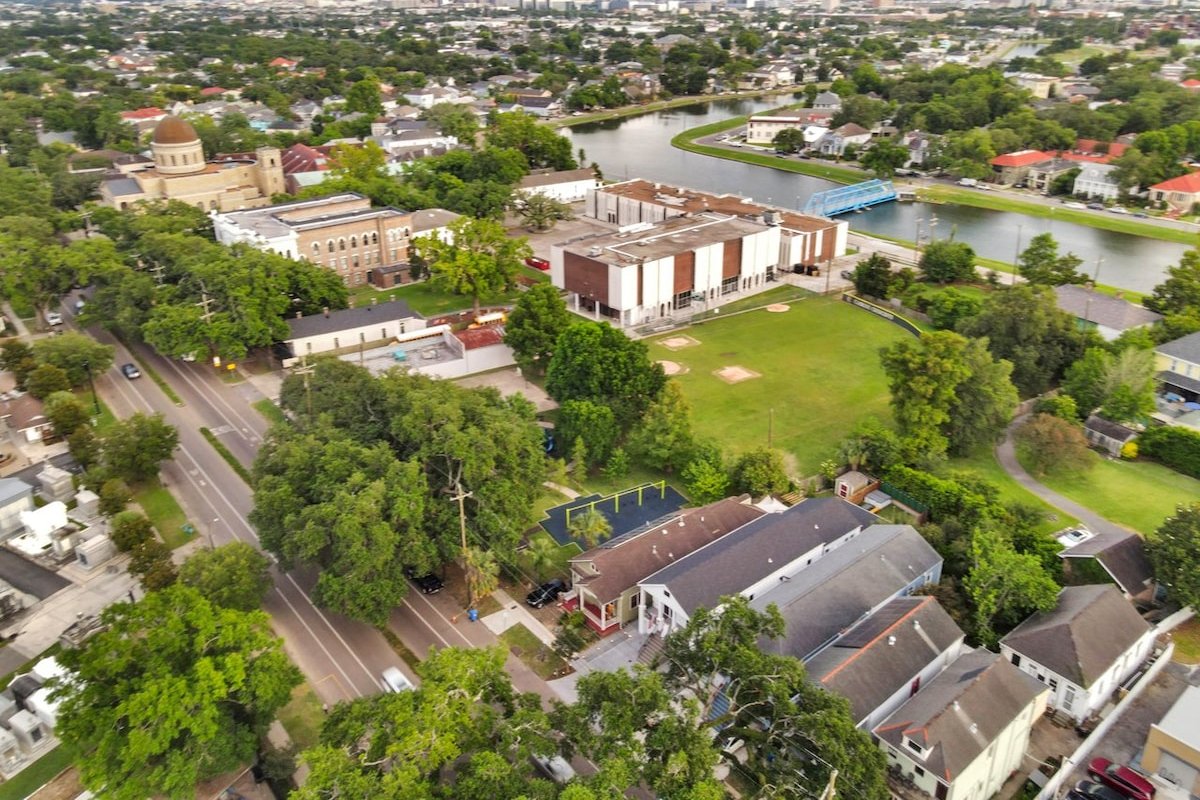 Luxury Amenities – Hot Tub/Putting Green/Game Room gallery image 4