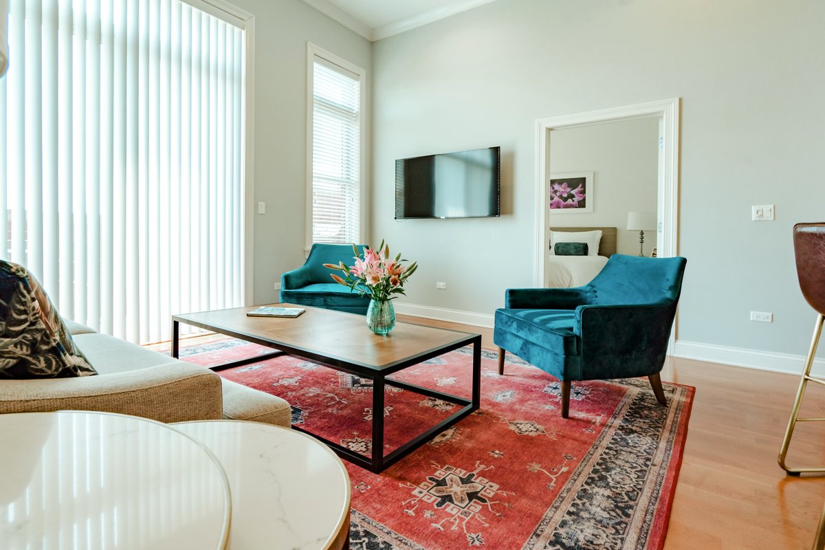 Vibrant Andersonville 2BR w/ in-unit laundry