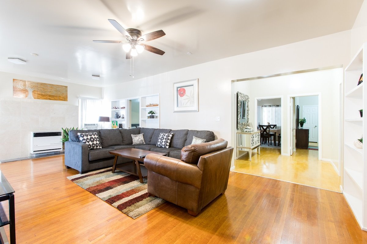 Comfortable Two Story House for Group Stay gallery image 2