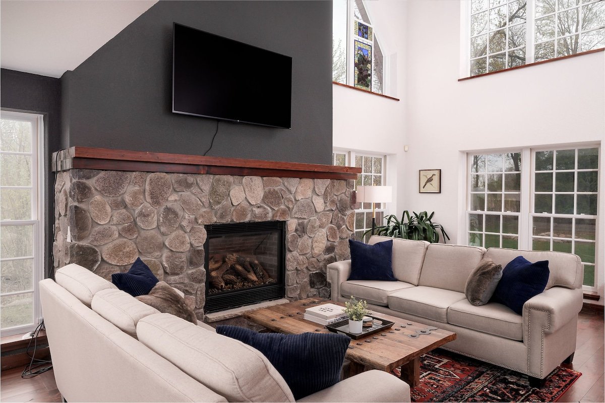 Large Private Lakefront Home *Dogs Ok gallery image 3