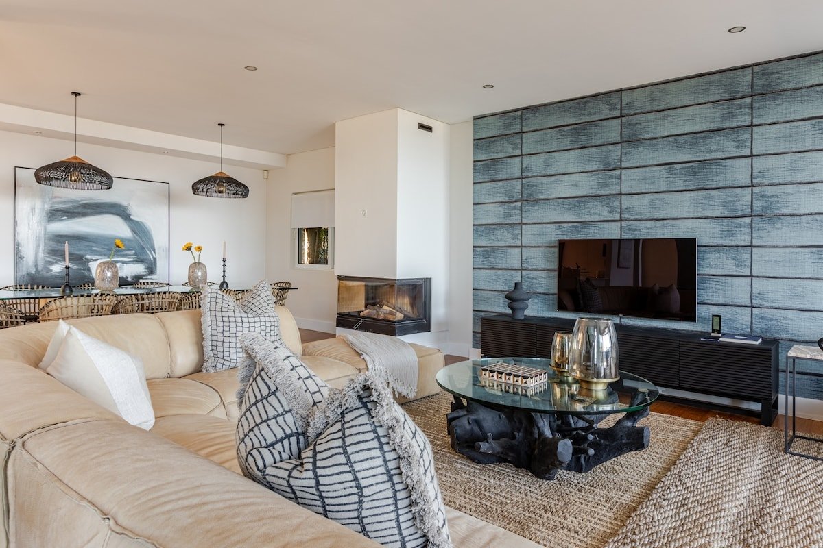 Modern Home 400m from the beach:gym, heated pool gallery image 2