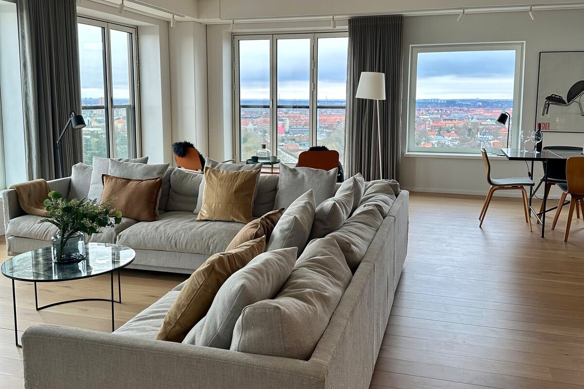 Stylish 4-Bds Apartment with Panoramic Views gallery image 4