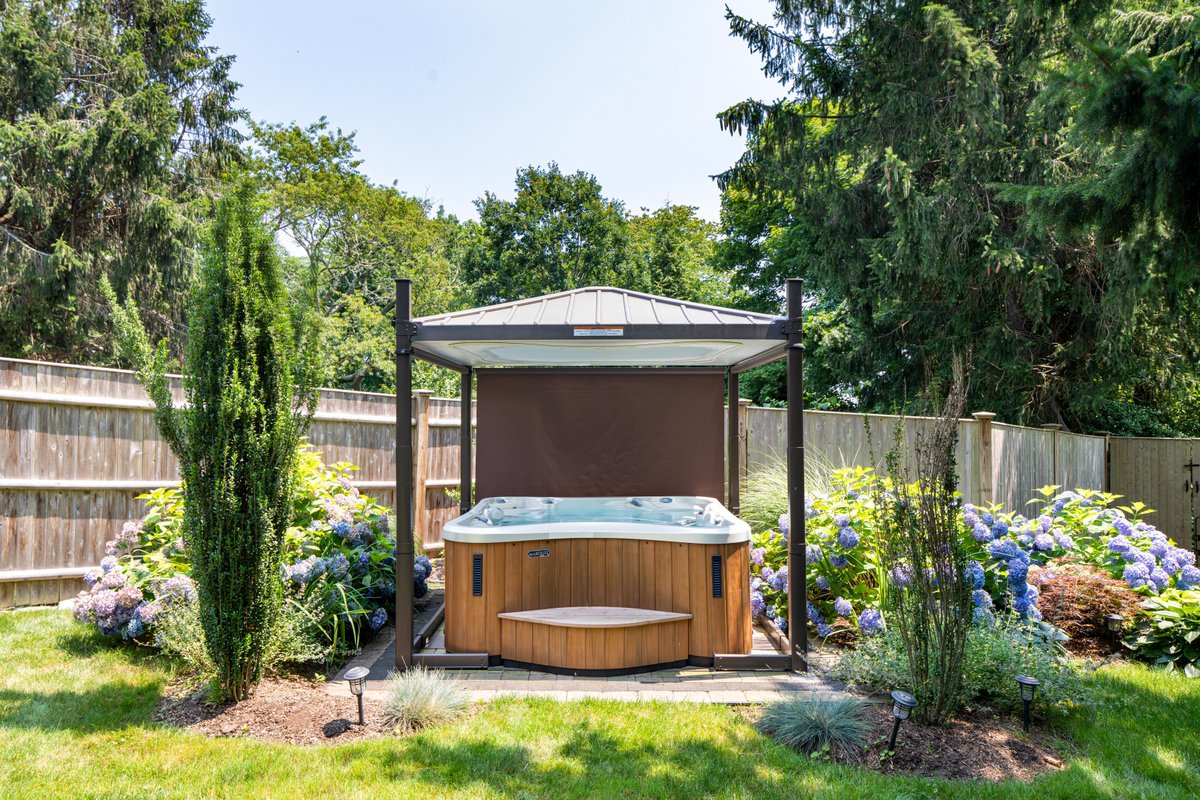 Coastal Hideaway- hot tub close to Newport+beaches