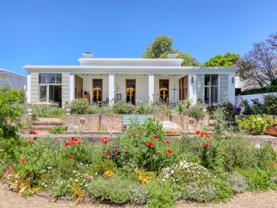 Stylish 3-Bed Constantia Home with Mountain Views