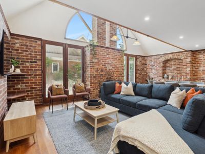 5BR | Walk to Cafés & Hospital | WFH Space