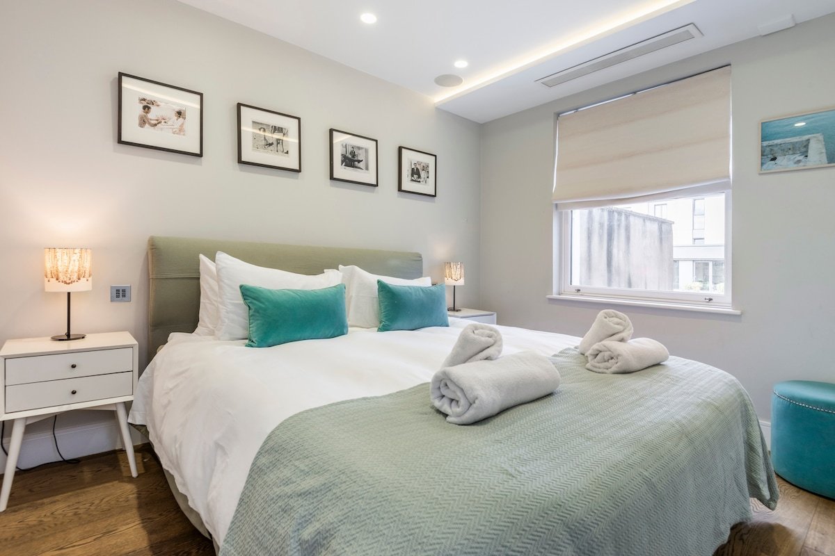 Minimalist Design Townhouse with Rooftop Terrace gallery image 5