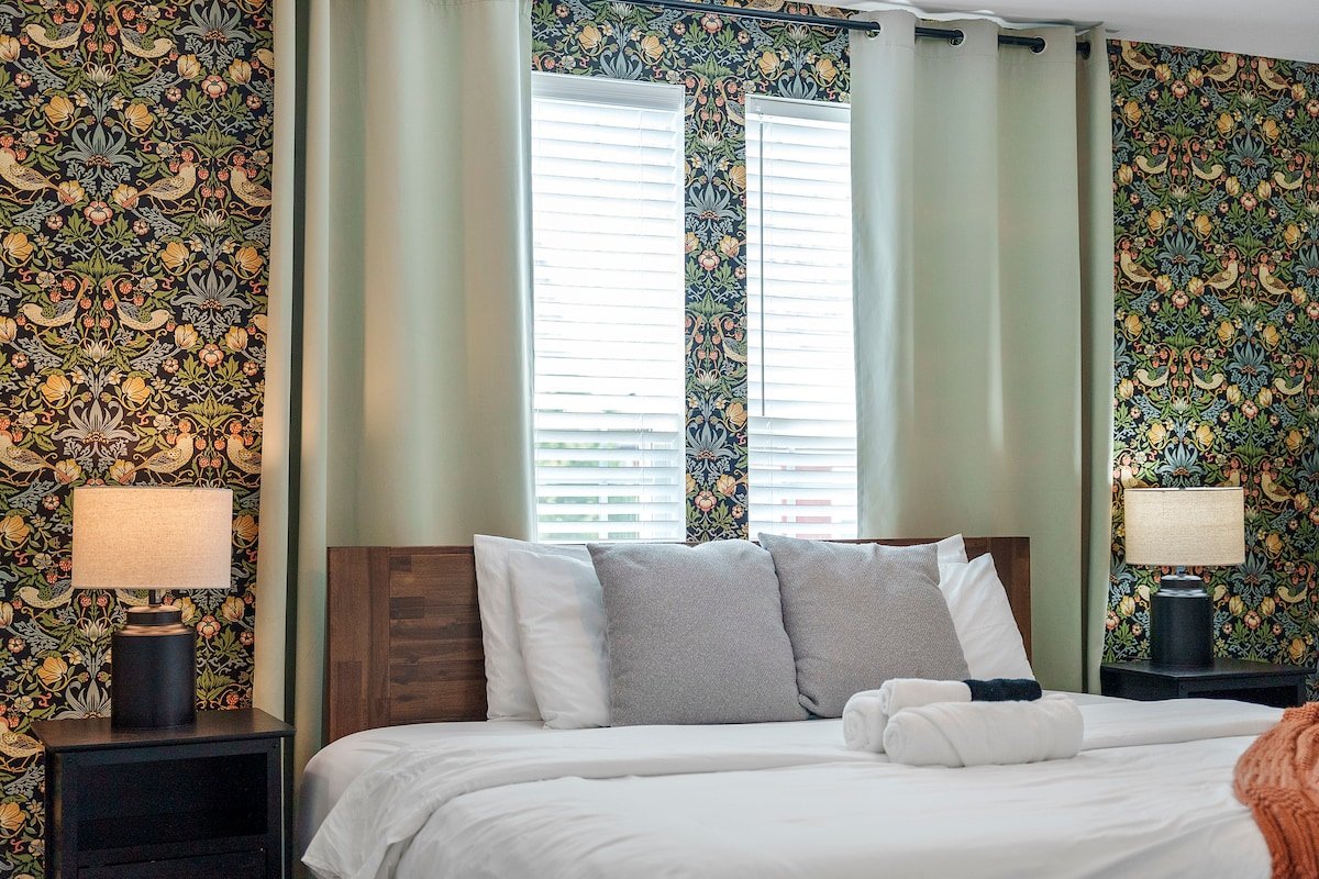 Downtown | Fenced Yard | Pet Friendly gallery image 2