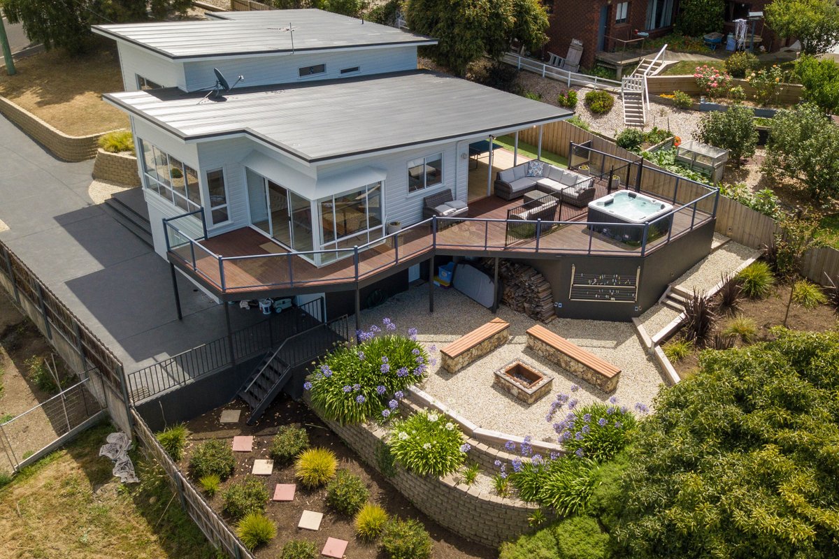 River View Holiday House 10 min to CBD. Sleeps 8.