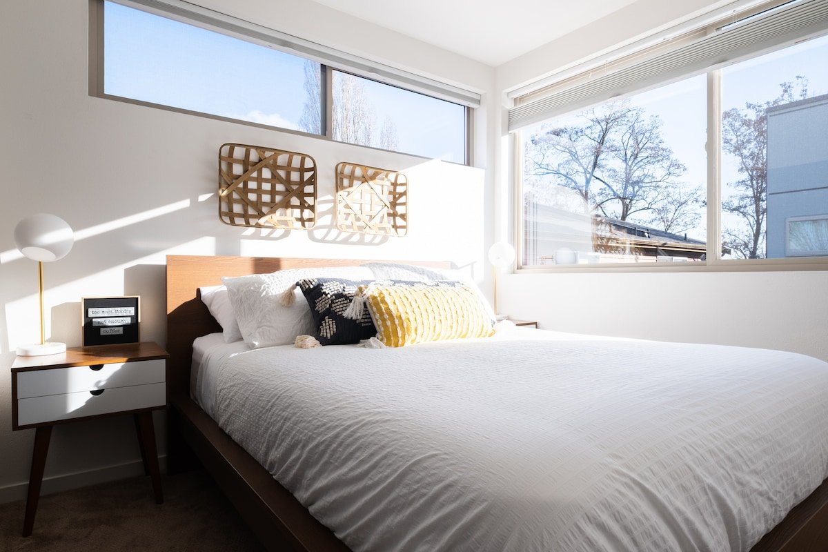 Luxe 4BR Townhouse | Rooftop Deck & Walkable gallery image 3