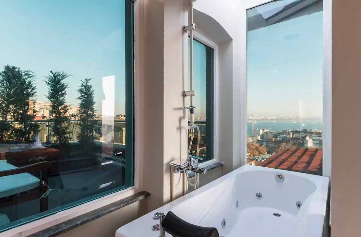 Triplex-14Pax-Center-Galata-3Rooftops-6Bdroom-4Bd