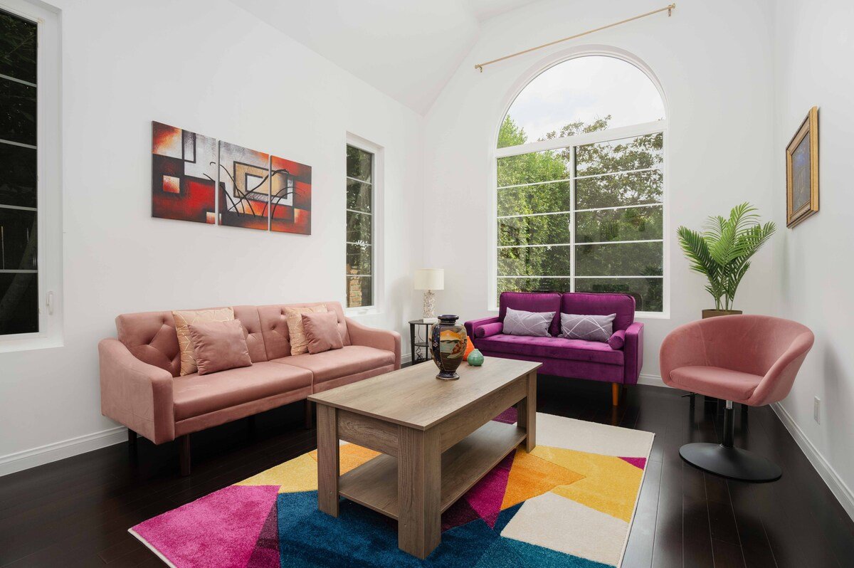 Lux Escape: 4BR/4.5BA Gem near Hollywood & Melrose gallery image 2