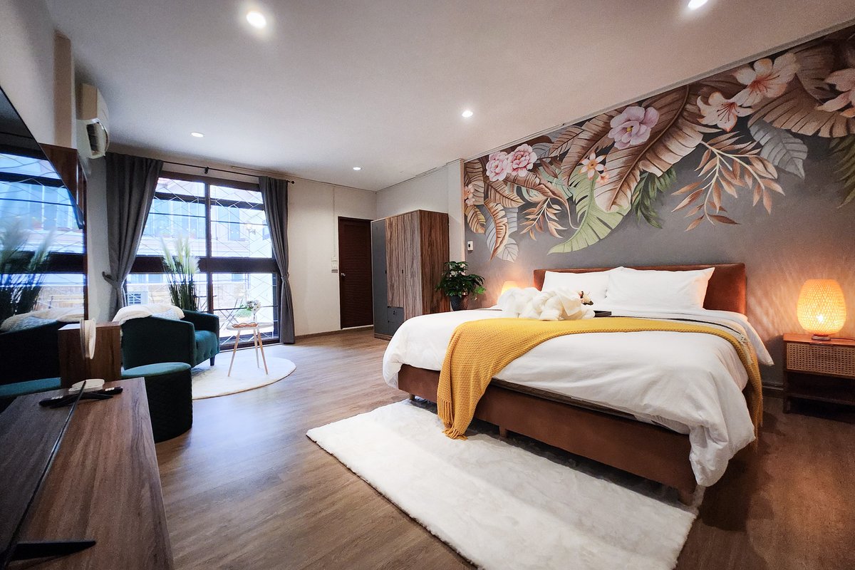 Asoke’s Hidden Gem – Cozy Stay Next to the Park!