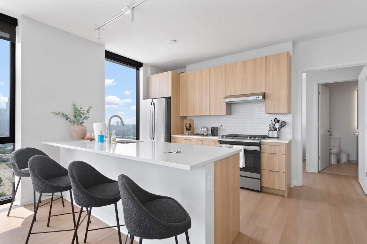 Prime Lincoln Park Views + Modern Amenities Await gallery image 4