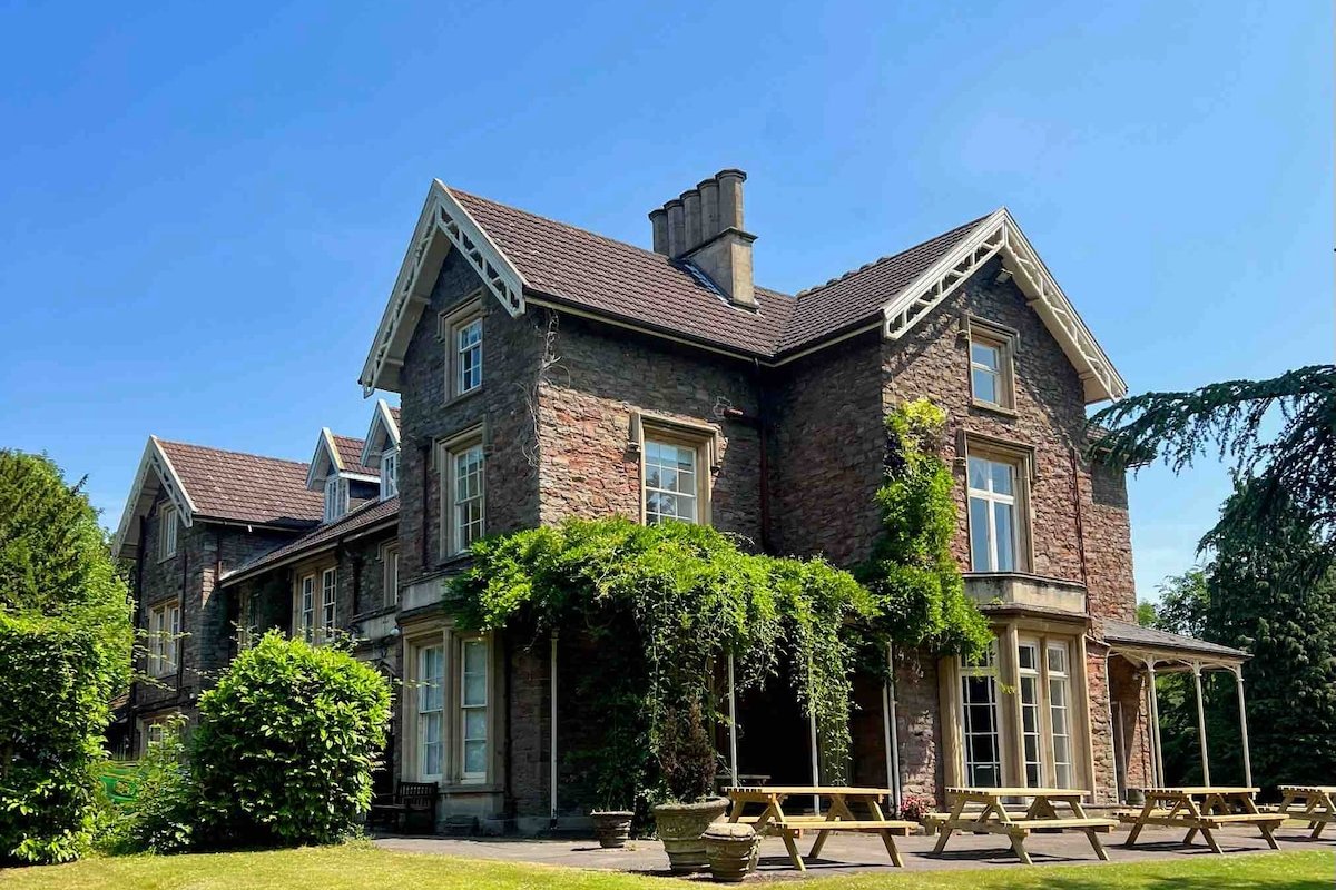 Entire Mansion 14 en suite bedrooms sleeps 34 gallery image 4