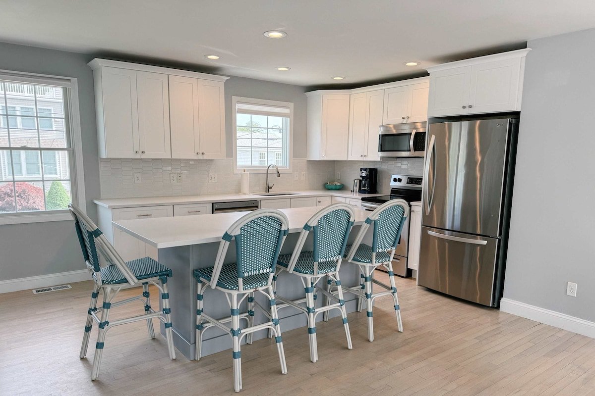 Bonnet Beach Bungalow|5bd|Deck|BBQ|Walk to Beach gallery image 4