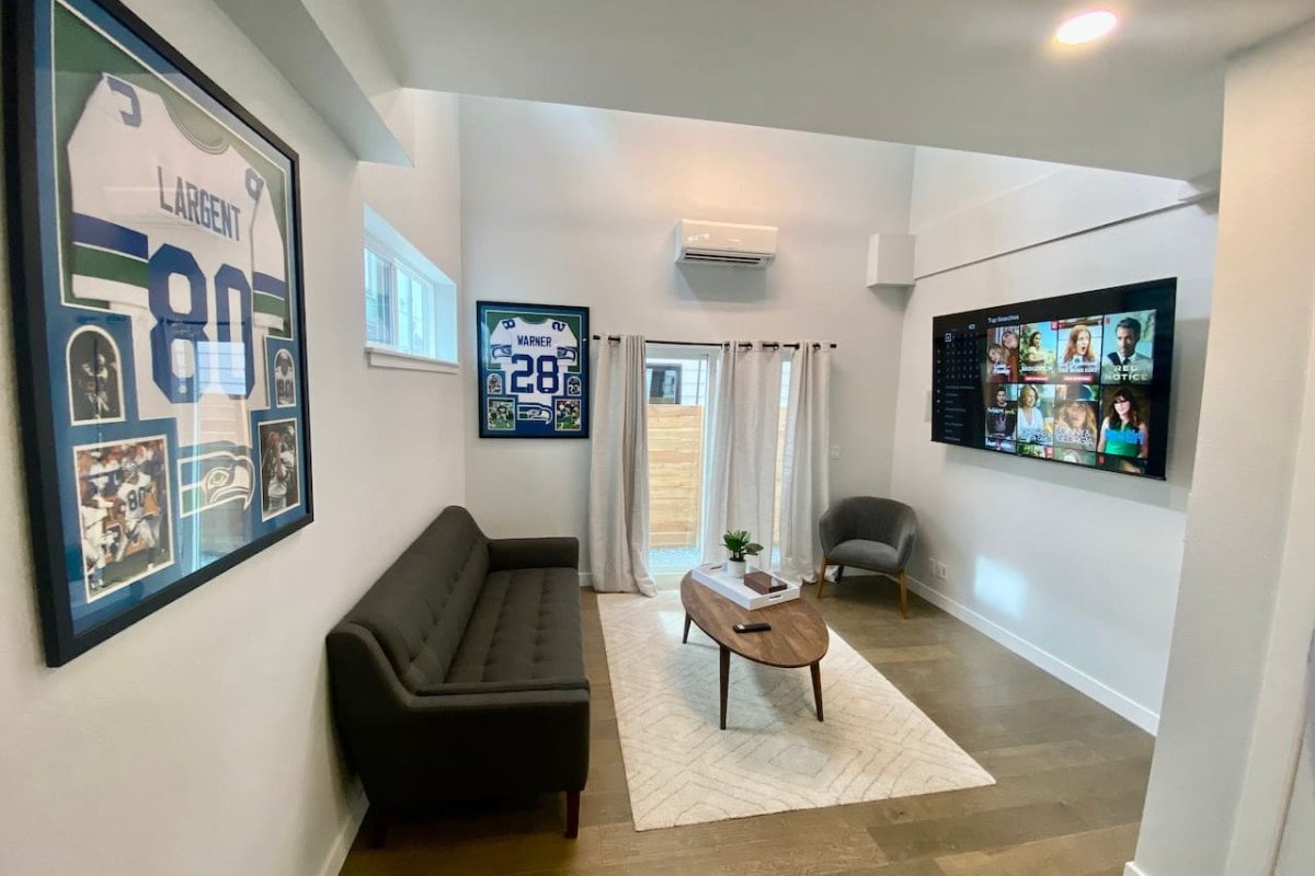 2 BR Luxury Rooftop Home | 360 Views | BBQ | Pet+ gallery image 4