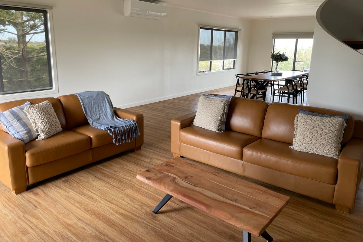 Views retreat Minutes to hot springs and beach.