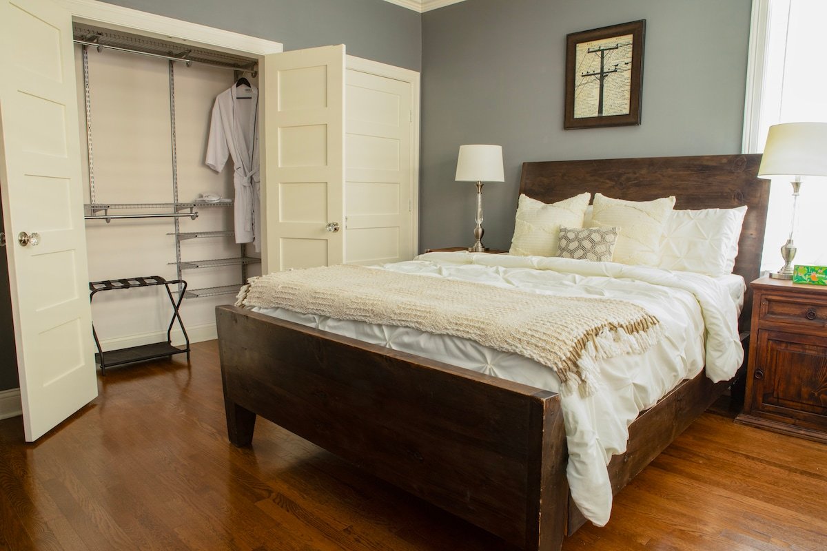 Tudor Style Bungalow with Pool gallery image 4