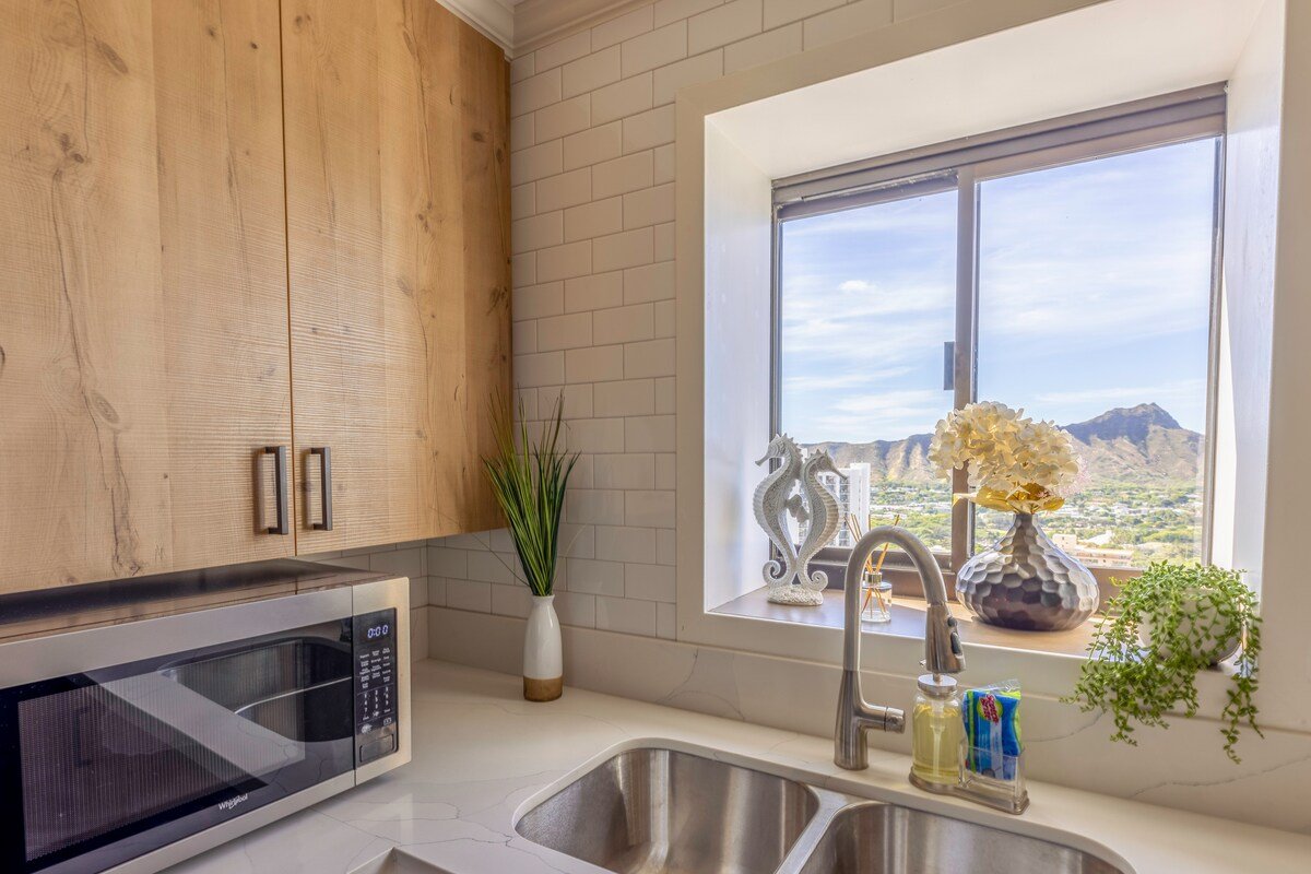 Renovated Waikiki Oceanfront Large Penthouse gallery image 5