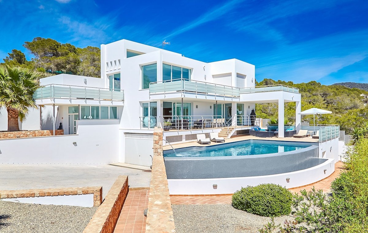 Infinity pool- Sea views- Jacuzzi- Outdoor dining