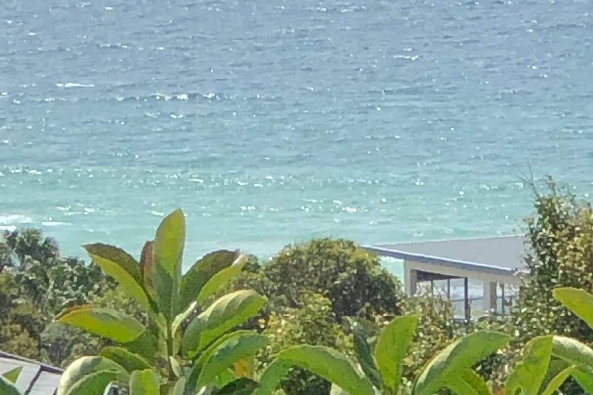 Forster Beach Top Floor: 4BR, 2 Bath & ocean views gallery image 4