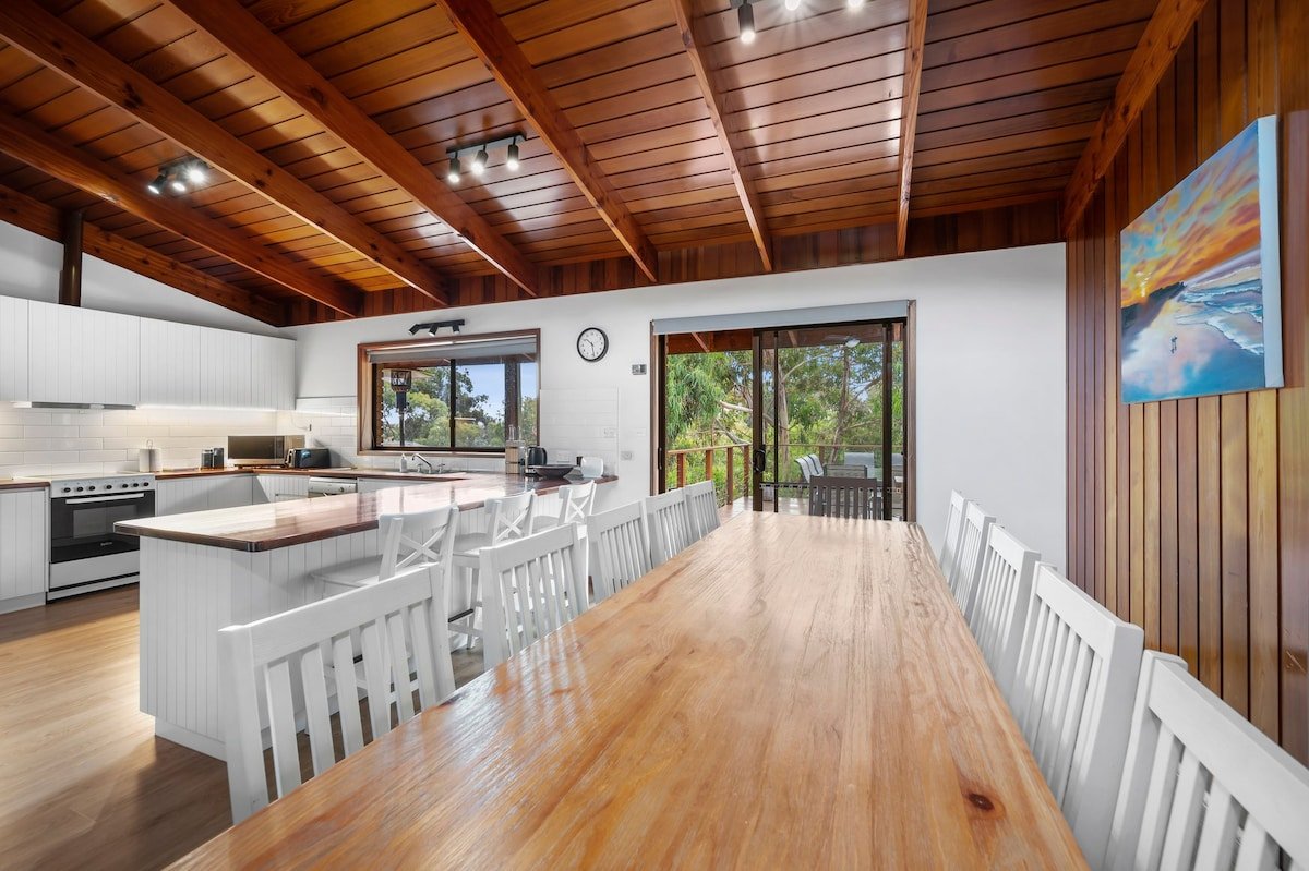 Spacious Two Family Home – pool table and more! gallery image 4