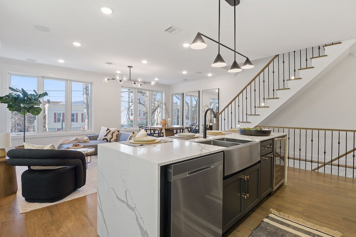 Huge 3BR 3.5BA Duplex w/Rooftop & NYC Views gallery image 2