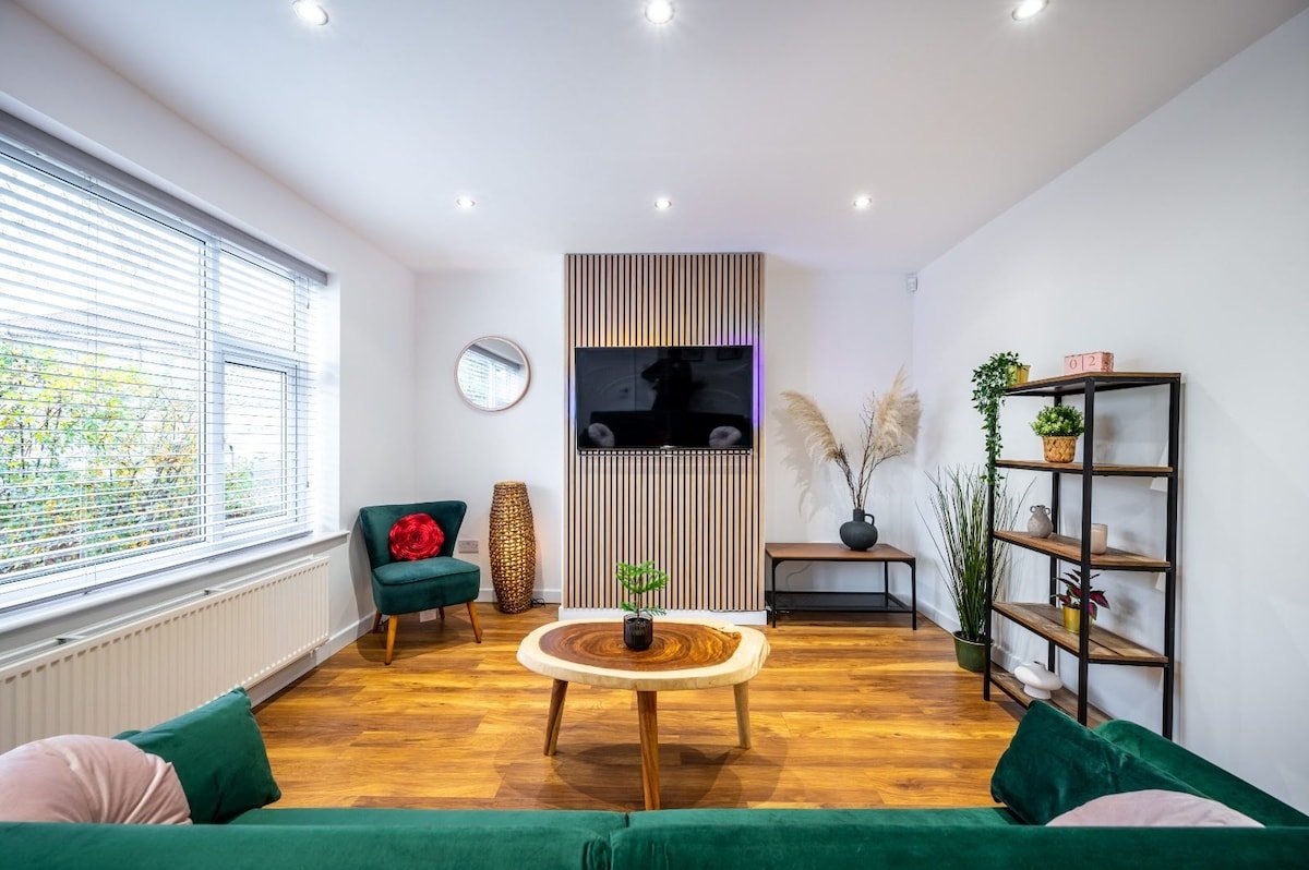 3BR House Old Trafford with Parking gallery image 2