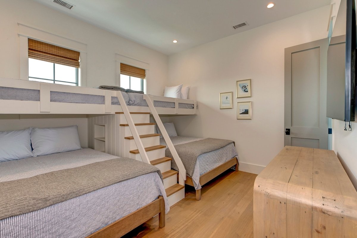 Saint Somehwhere gallery image 3