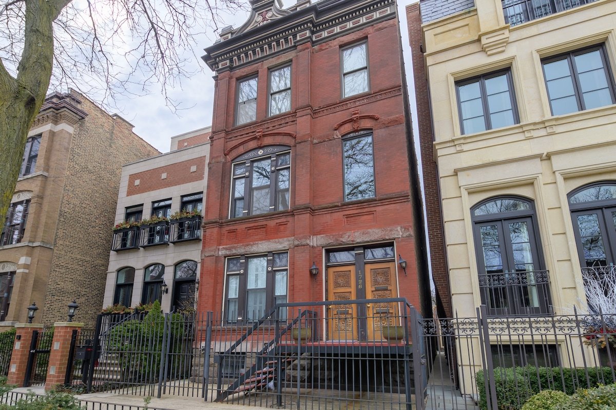 Vintage Walk-up in Old Town gallery image 2