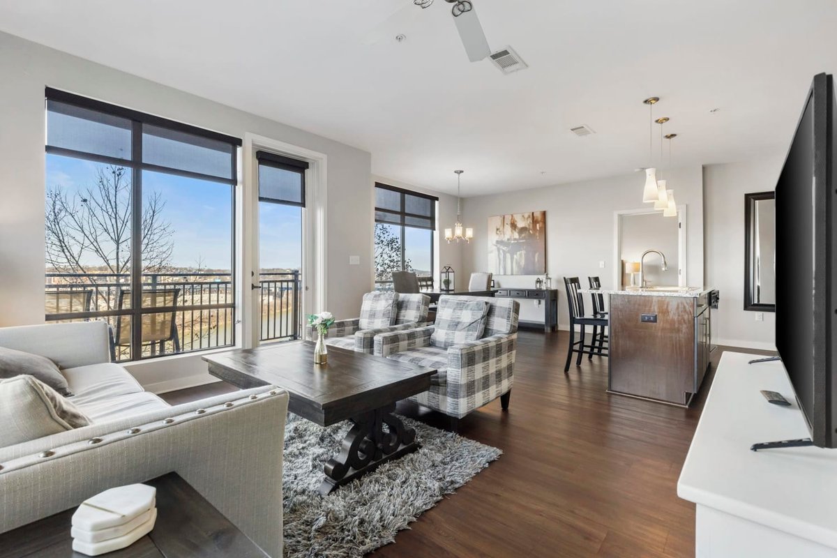 Luxurious Downtown Corner 2 bd 2bth-#220