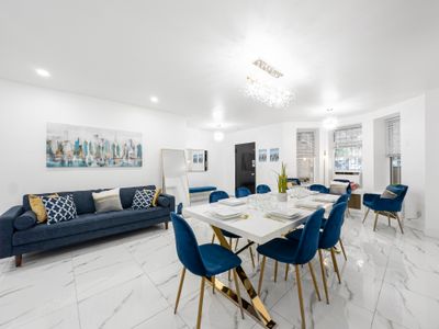 5 Bedroom, No Steps, Huge Outdoor Space, by train!