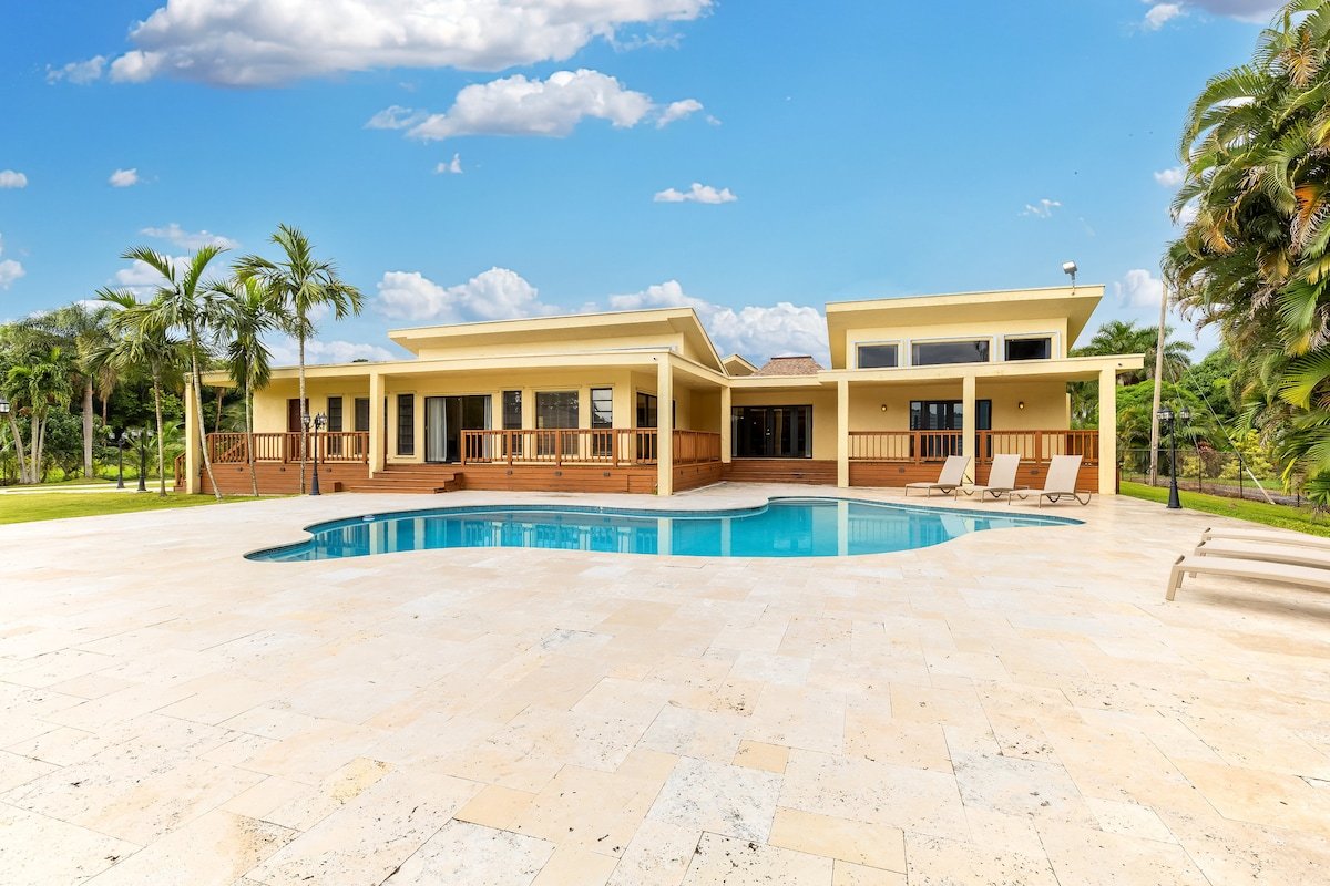 Majestic Home 7 Bedroom w/ Heated Pool, Huge Yard gallery image 3