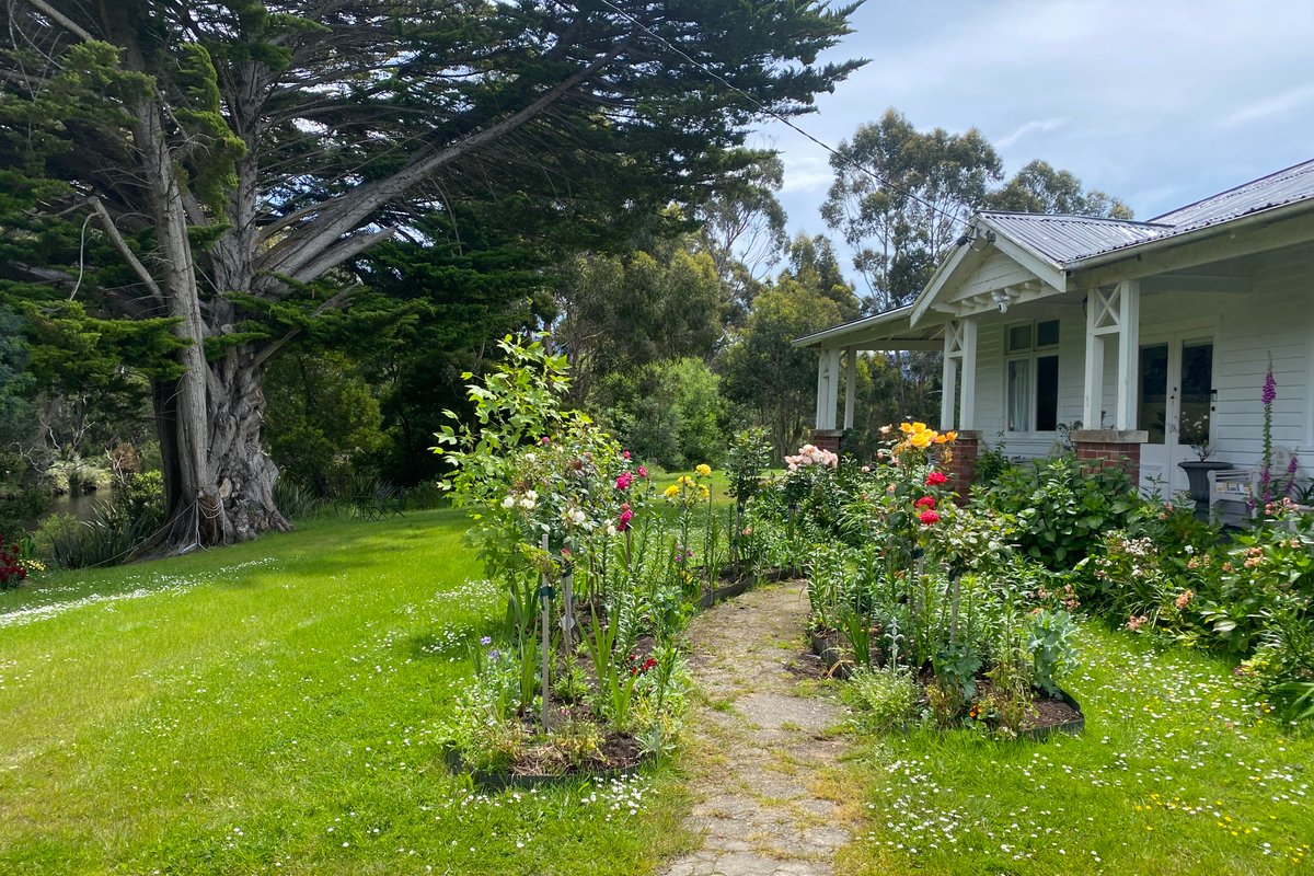 Luxury 3-BR Riverside Homestead Retreat