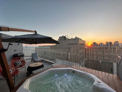 Cobertura moderna, com jacuzzi e vista para o mar