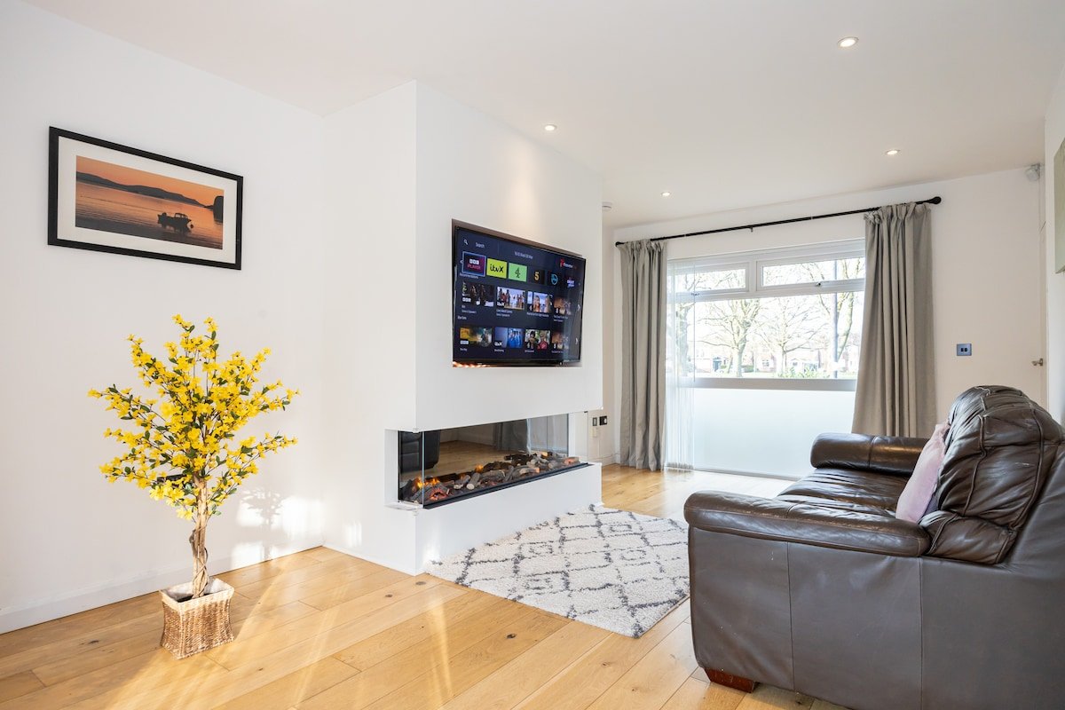 Warm spacious house, free parking, gorgeous garden gallery image 2