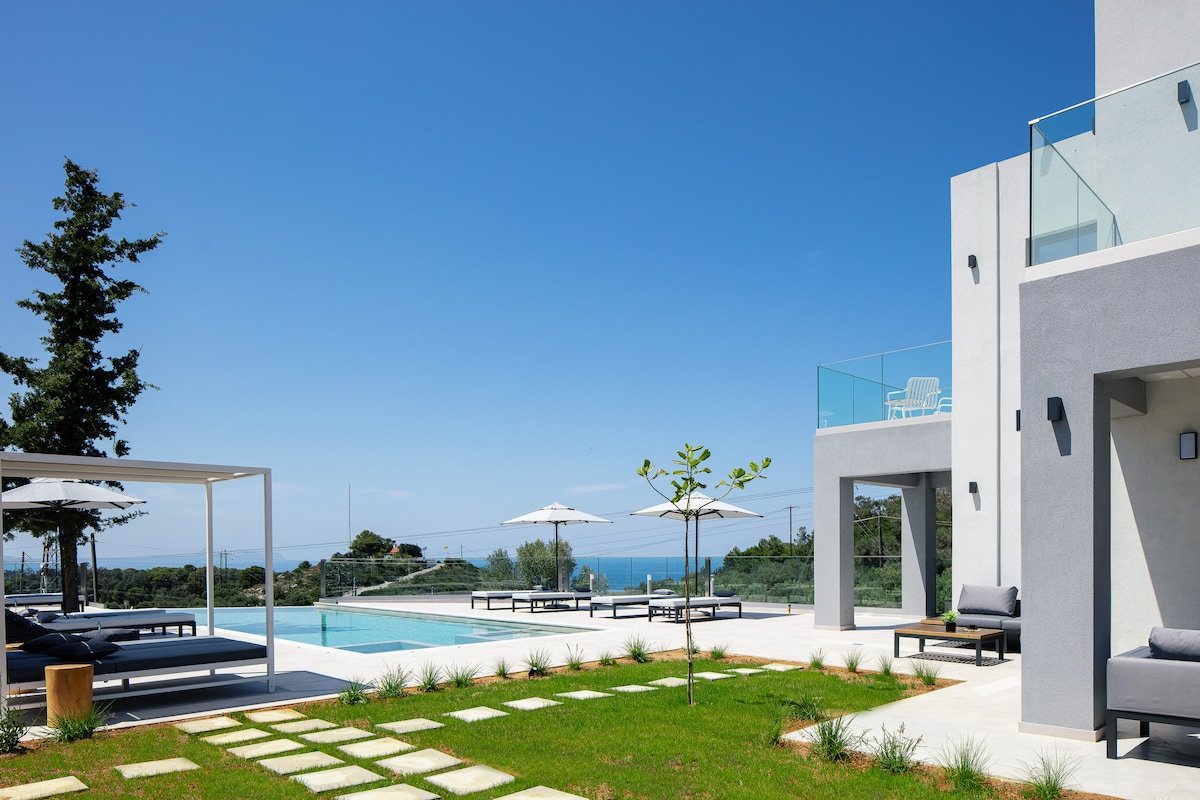 Style and Convenience near Rethymno beach and town gallery image 3