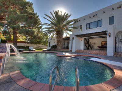Escape to Modern Luxury-1.5 Miles to the Strip!