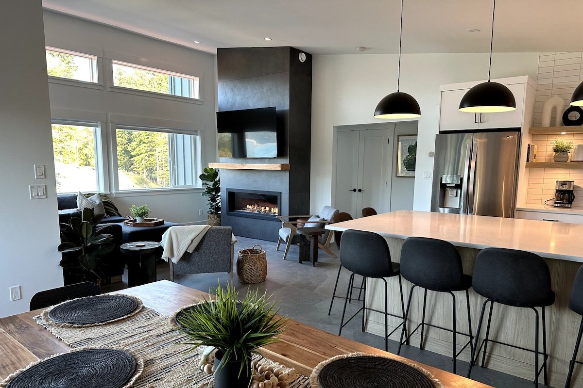 Beachview Retreats – Suite A + B w/ Hot tub & View gallery image 2