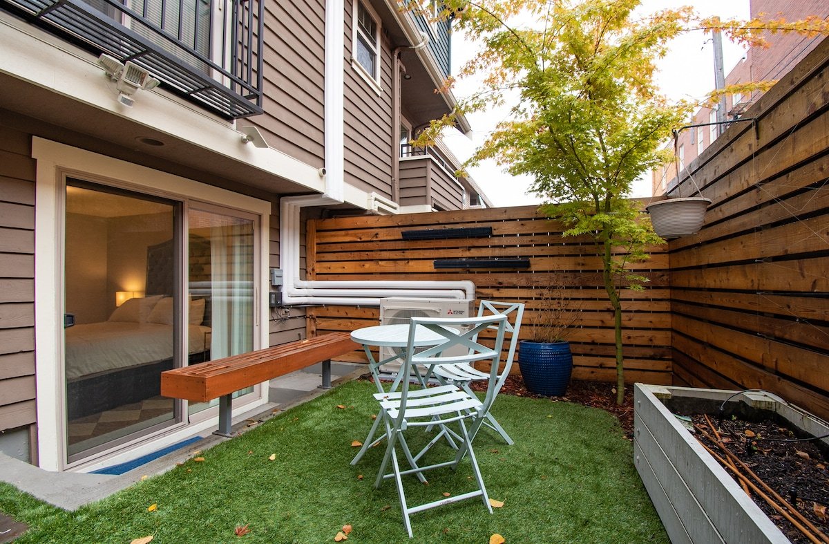 3 Bedroom Townhouse Downtown w/Private Backyard gallery image 2