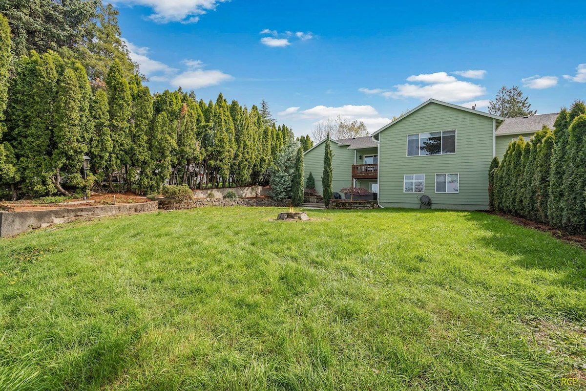 Happy Valley Home, Game Room, + 8 beds! gallery image 3