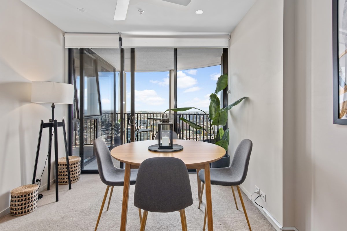 Top Floor! 2Bed/2Bath/1Car/Pool ~ VIEWS ~ CBD gallery image 3