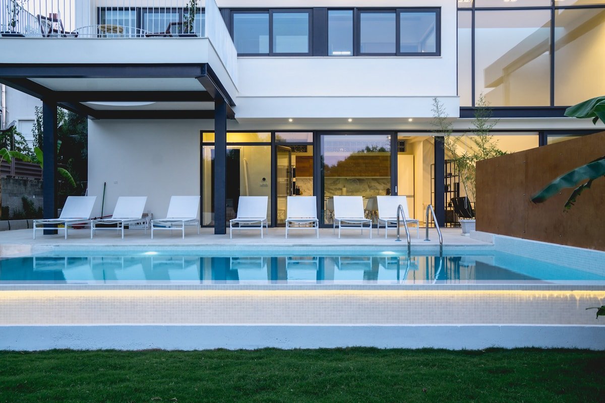 NRG Villa, Superior Design, 5′ on foot from beach! gallery image 2