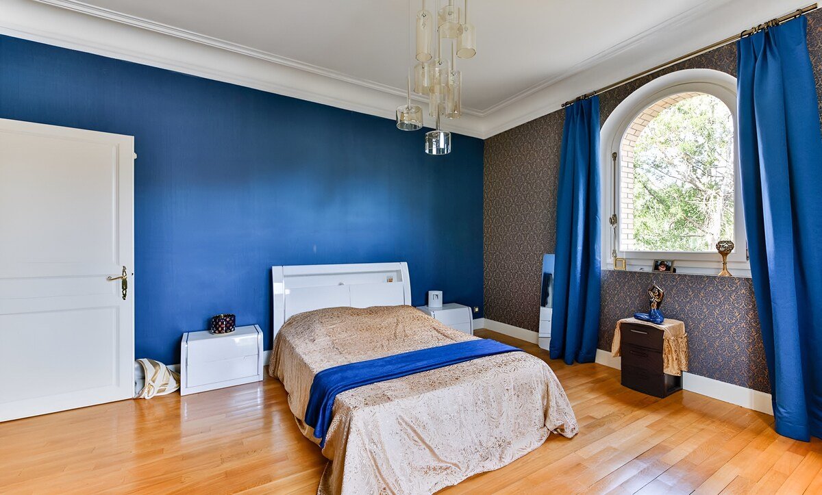 A Royal Castle Near Paris gallery image 5