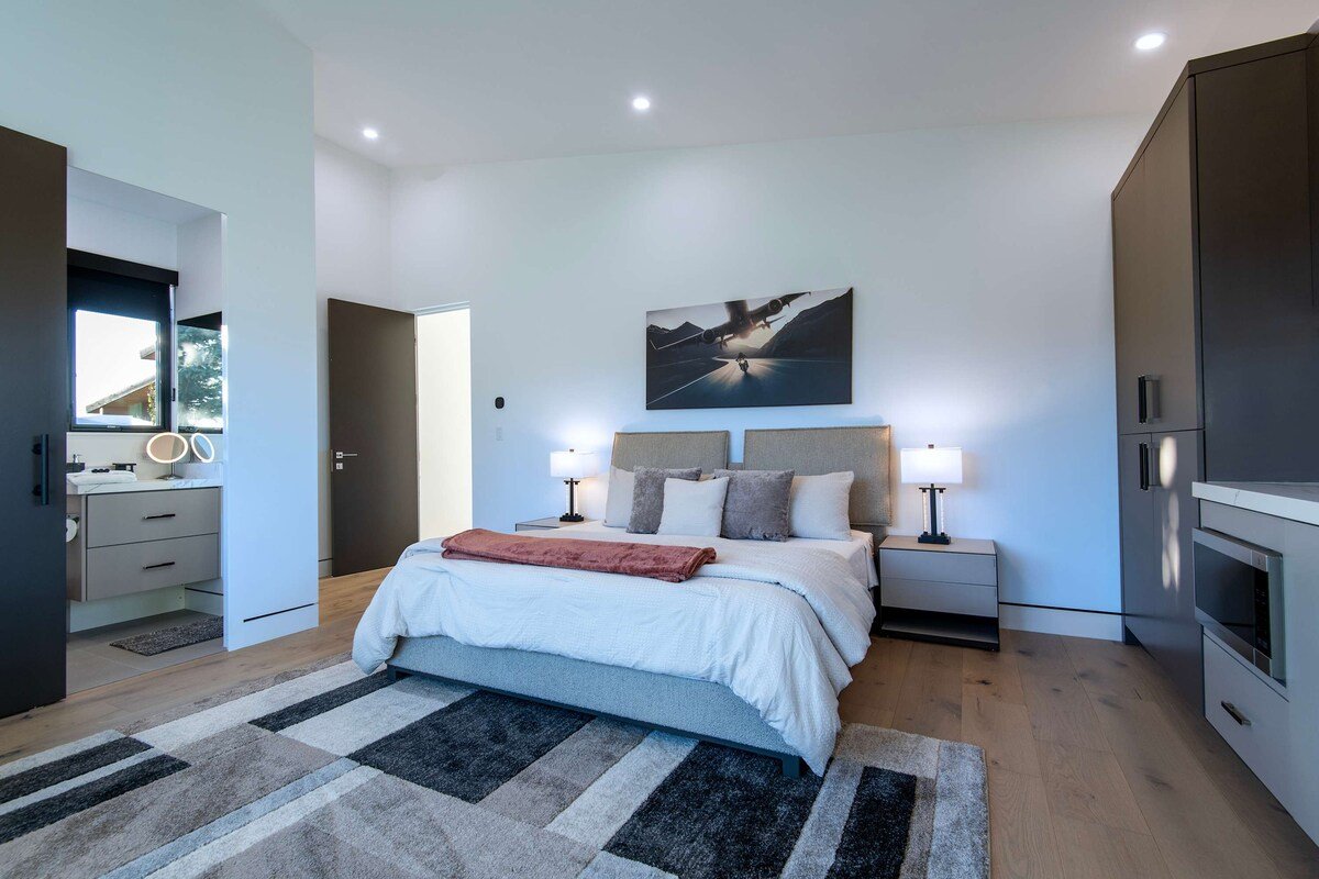 Modern Basecamp with Hot Tub + Scenic Views gallery image 5