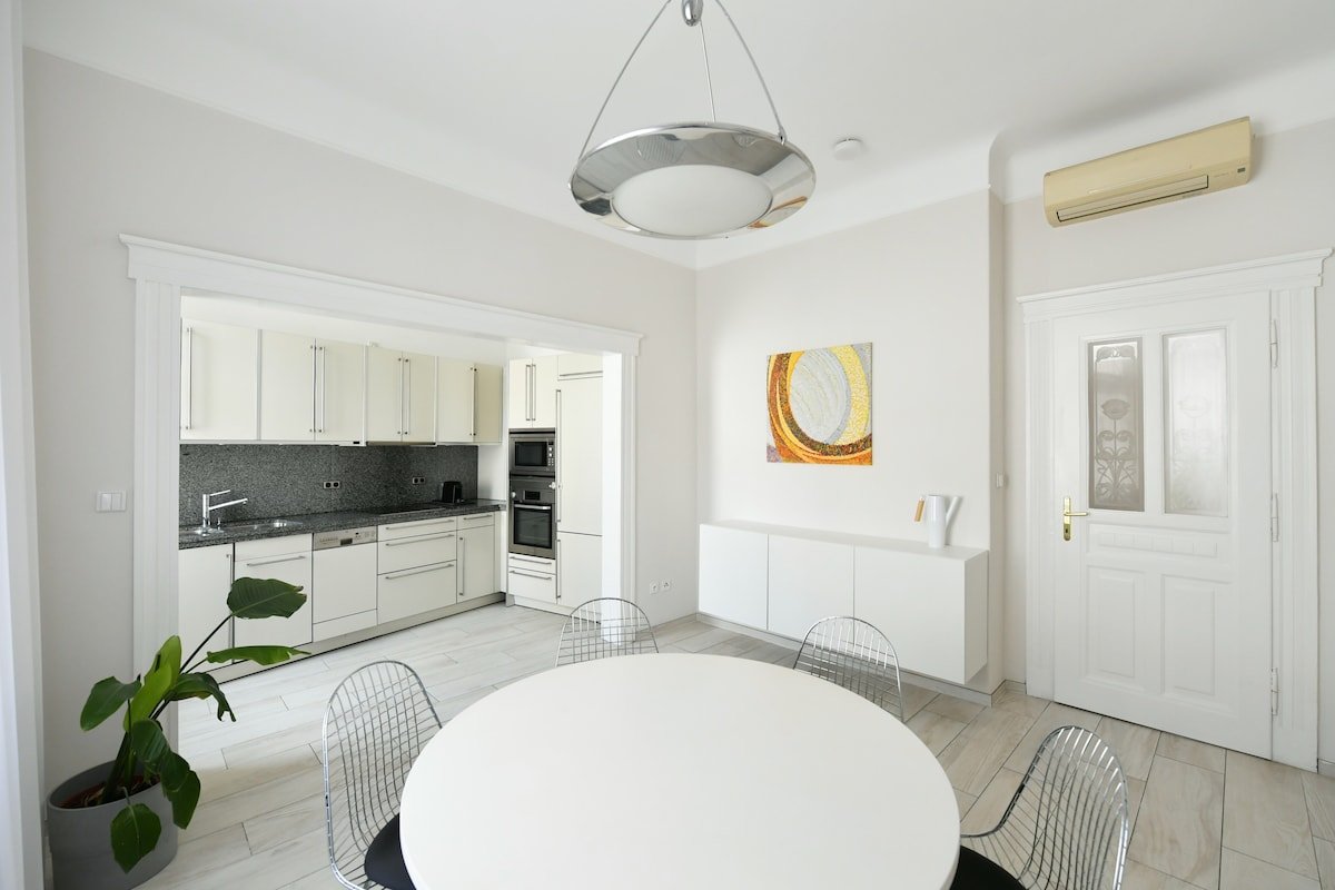 Art-Nouveau Residence in the Heart of the Old Town gallery image 4