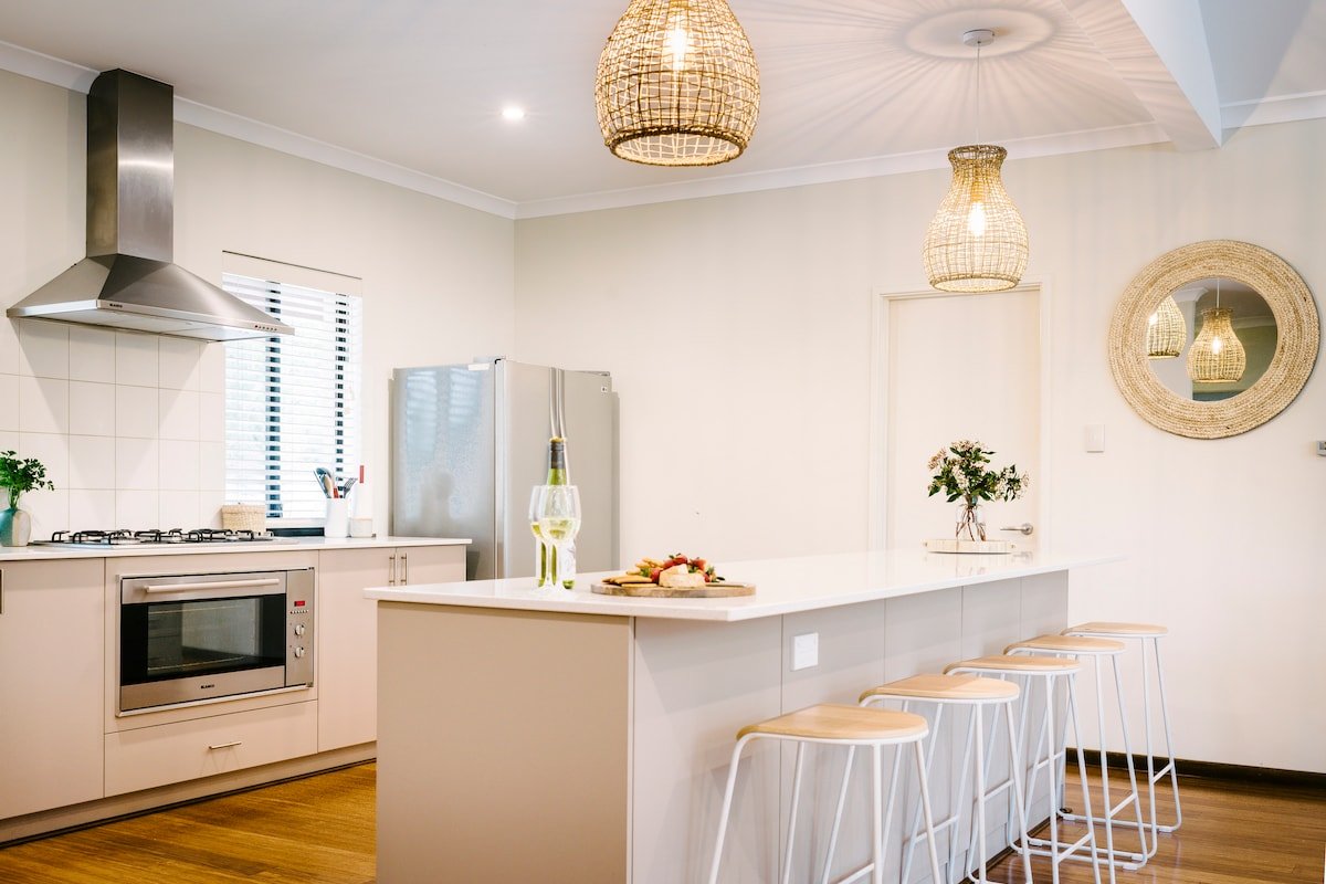 Blue Wren—Chic & Spacious Country Pool House gallery image 4