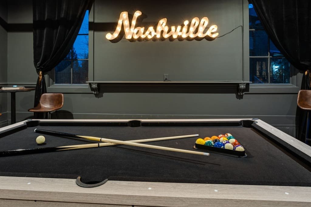 Two Premium Houses! 24 Beds! Prime Location! Game gallery image 2