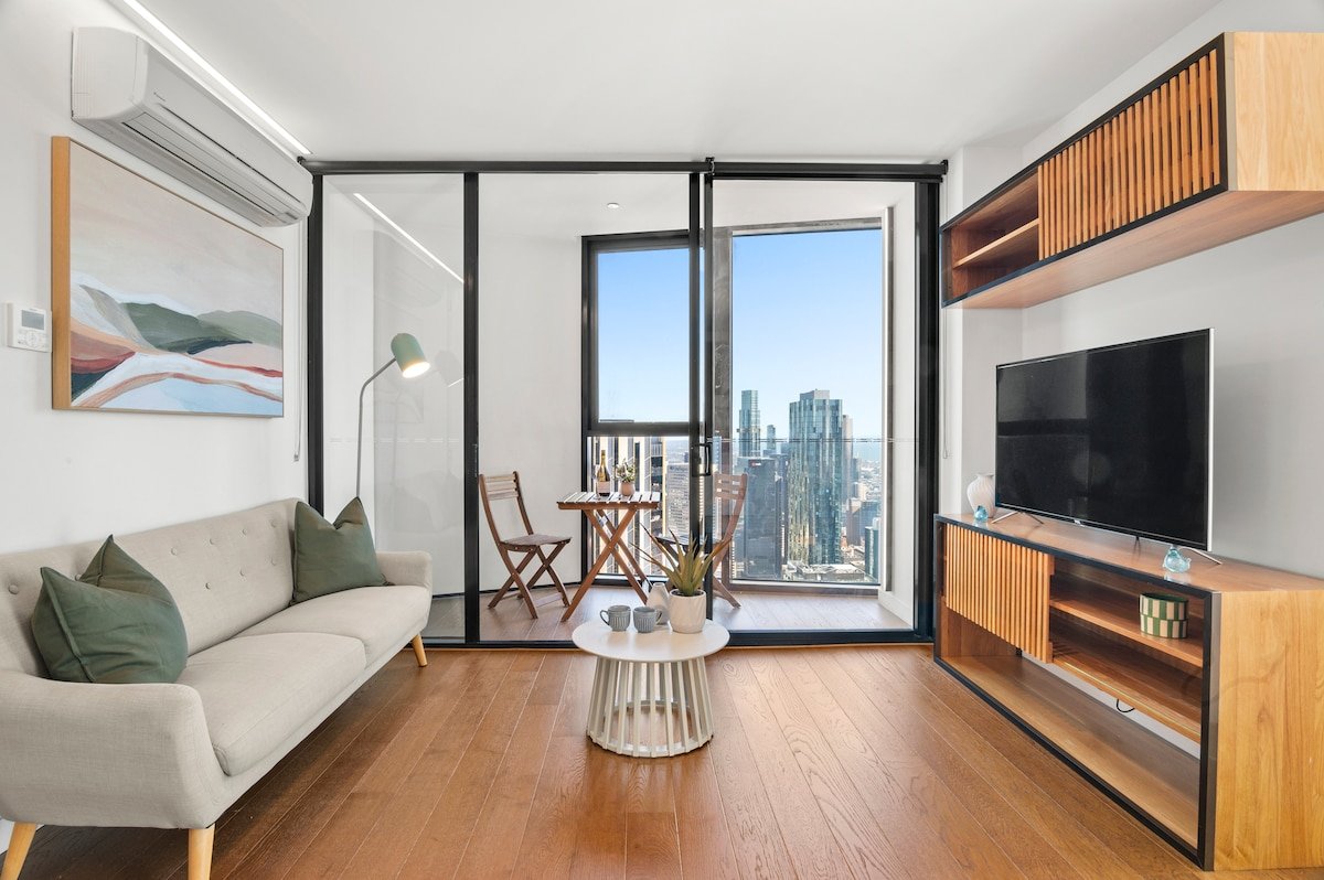 Live Luxe |Gorgeous City Views 3BR APT w/ Pool&Gym gallery image 2